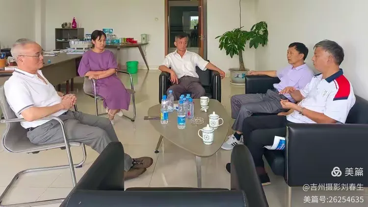 副会长、第四活动小组组长罗熠（中），原副会长徐波（左二）等，在公司董事长周洪毅（左一）引导下，参观厂